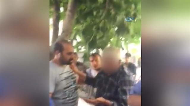 2 çocuğu taciz ettiği iddia edilen adama meydan dayağı!