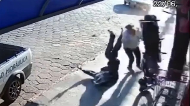 Motosiklet kazasında mucize kurtuluş!