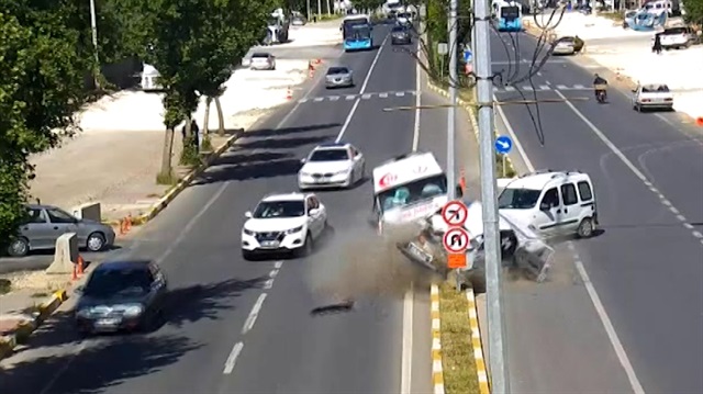 Ambulansın karıştığı zincirleme kaza kamerada!