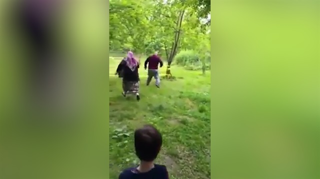 Yaşlı çiftin kahkahaya boğan survivor yarışı