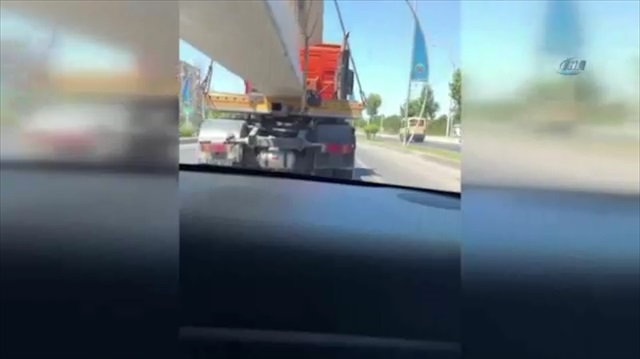 Trafik magandası kamerada: Otomobiliyle TIRın altından geçti