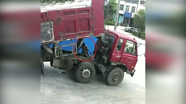 Kamyon şoförünün feci ölümü kamerada!