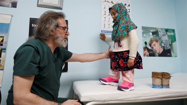 Tedavisi başarıyla tamamlanan küçük Maya artık protez ayakları ile yürüyebilecek.