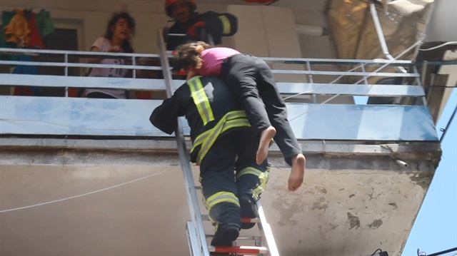 Kahraman itfaiyeci küçük kızı böyle kurtardı