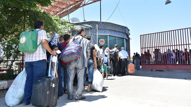 Suriyelilerin Öncüpınar Gümrük Kapısı'ndan Türkiye'ye dönüşleri devam ediyor.