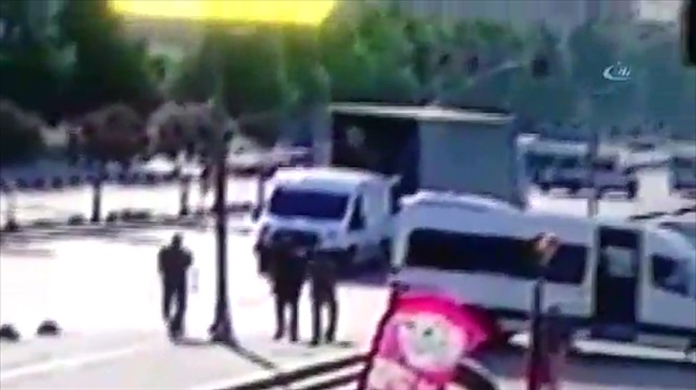 Yol ortasında TIRdan mobilya çaldılar