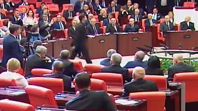 Barış Atay yemin ederken Meclis karıştı