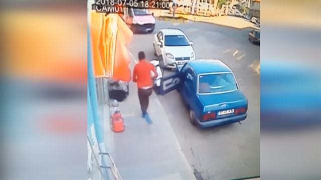 Paraları yola saçarak kaçtı