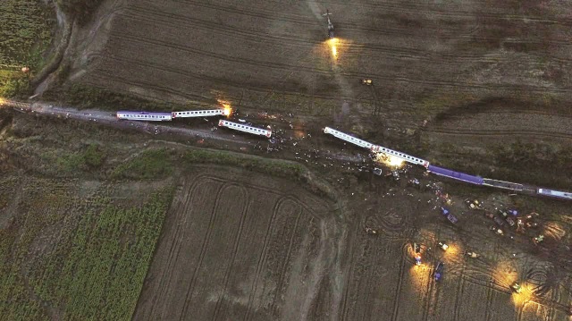 Uzunköprü-Halkalı seferini yapan yolcu treni, Çorlu yakınlarında raydan çıkıp devrildi.