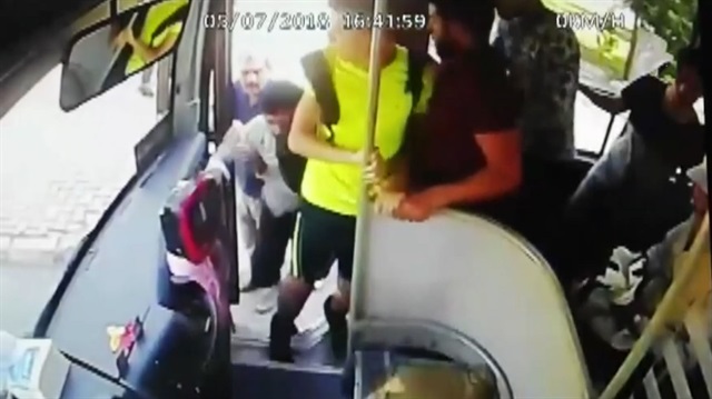 Otobüs şoförüne tekmeli saldırı kamerada