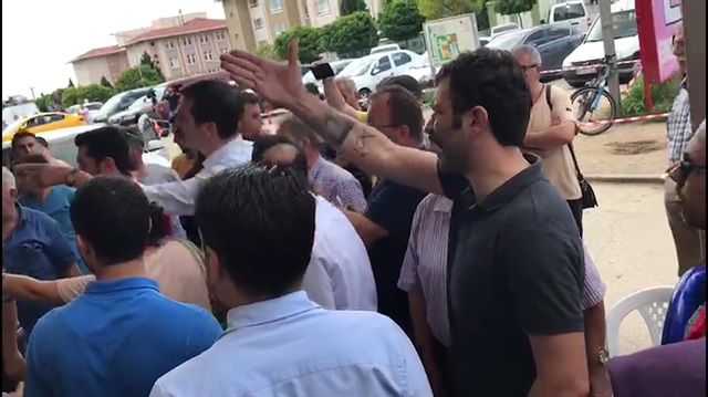 Barış Atay vatandaşın üzerine yürüdü!