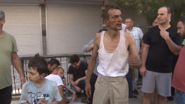 Kahraman baba çocuklarını camdan atarak kurtardı