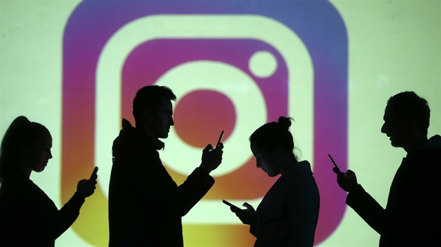 bircok fonksiyona da sahip olan ozellikte soru kutusu metin ve arka plan renklerini belirleyerek - instagram hikayelere yeni ozellik bana soru sor