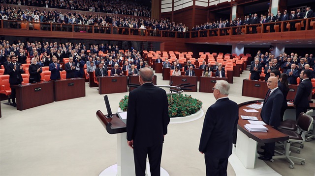 Cumhurbaşkanı Erdoğan'ın TBMM'de kürsüye geldiği anlarda CHP, İyi Parti, HDP ve Saadet Partili vekiller ayağa kalkmadı.