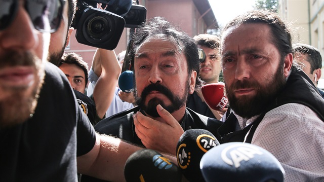 Bu sabah gözaltına alınan Oktar, işlemler için elleri kelepçeli bir şekilde Emniyet'e getirildi.