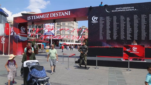 Ömer Halisdemirin heykeli Taksim Meydanında