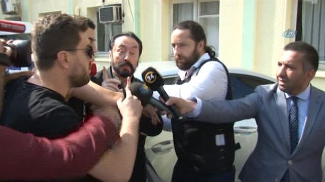 Adnan Oktar sağlık kontrolüne böyle getirildi