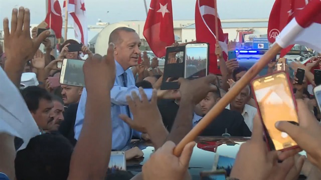 Başkan Erdoğanın KKTCde arabanın üzerine çıktığı anlar!