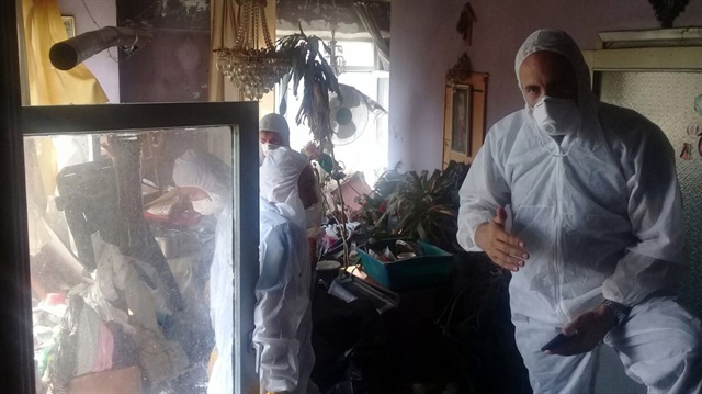 Belediye ekipleri yaptıkları çalışmada yıllardır eve getirilen ve ağır kokuya neden olan çöpleri evin dışına çıkardı.