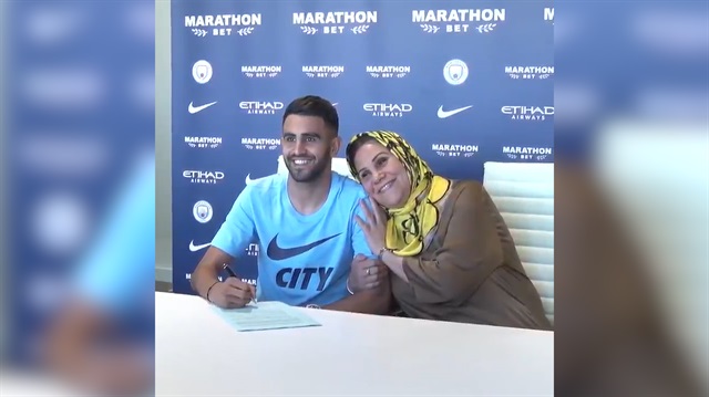 Manchester Cityli yıldızın imza törenine annesi damga vurdu