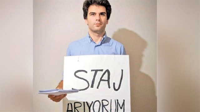 Bir mukavva üzerine "staj arıyorum" yazan mühendis adayı, istediği yere girene kadar dolaşacağını söyledi.