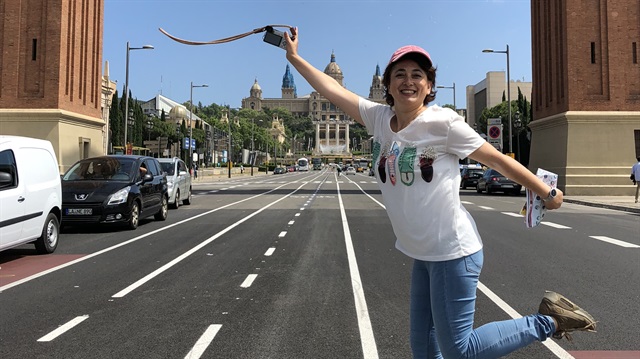 Kendisini kısaca; 26 yıllık bir eş, boyu kendini çoktan geçmiş iki gencin annesi, emekli teknik ressam olarak tanıtan Pınar Bulut ise; bolca tayini çıkan bir öğretmen çocuğu olarak doğuştan gezgin olduğuna işaret ediyor.