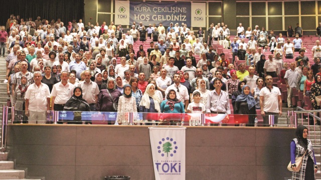TOKİ tarafından İstanbul Silivri’de dar ve orta gelirli vatandaşlar için satışa sunulan bin 356 konuttan 2+1 nitelikli 934 konutun sahibi kura ile belirlendi.