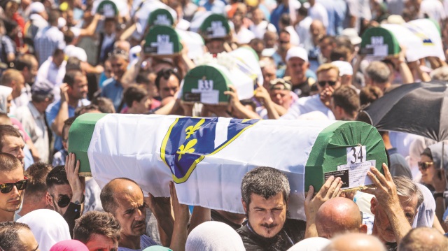 35 kurban, öğle namazının ardından Potoçari Anıt Mezarlığı'nda defnedildi.