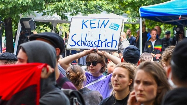 Dava kararını 'Bu son değil' yazılı pankartlarla protesto eden göstericiler