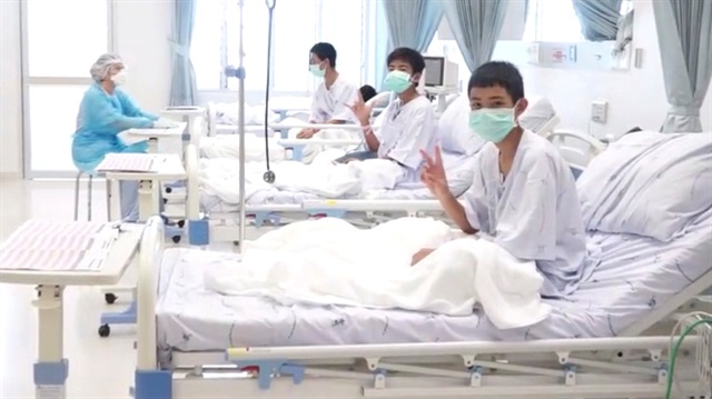 Tayland'da 12 gün boyu mağarada mahsur kalan çocuklar hastanede tedavi görüyor...