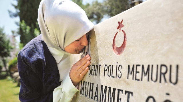 Zeki ve Meliha Meltem Kılınç çifti, oğullarının hatırasını evlerinin dört bir yanına astıkları fotoğraflar ve Türk bayraklarıyla yaşatıyor.