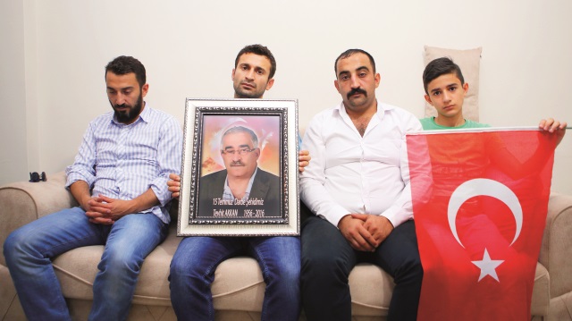 Baba Tehvit Akkan şehit olurken, oğulları Nahit ve Emrah Akkan yaralandı.