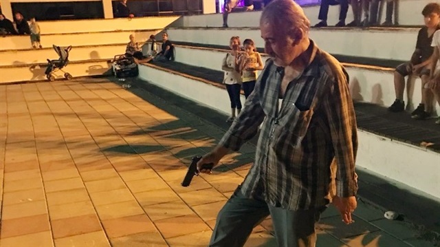 Rol icabı yerde yatan oyuncuya çevredeki vatandaşlar müdahale etmeye çalıştı.