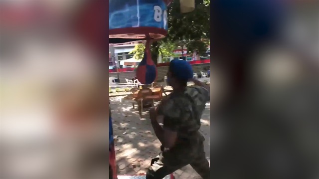 Komando boks makinesine vurursa
