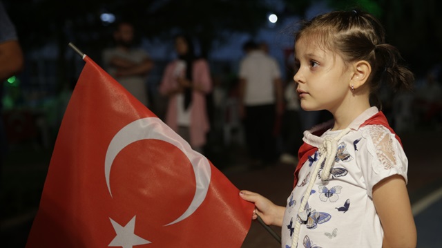 İlki bugün tutulan demokrasi nöbeti, yarın ve pazar günü de devam edecek.