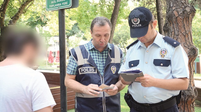 Uygulama kapsamında polisler GBT taraması da yaptı.