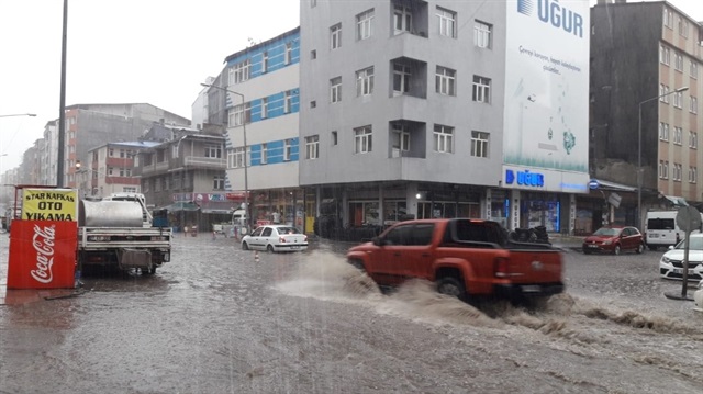 Kars’ta sağanak yağmur caddeleri sular altında bıraktı