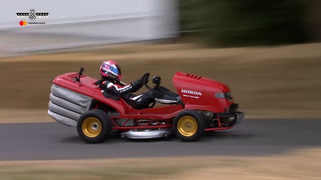 Honda'nın ürettiği çim biçme makinesi, Goodwood Hız Festivali'inde görenleri şaşkına çevirdi.
