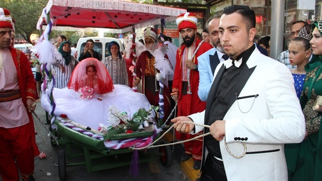 Manisa'da evlenen çift, gelin arabası olarak kayık tercih etti.