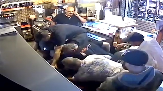 Restoran çalışanları soyguncuyu doğduğuna pişman etti