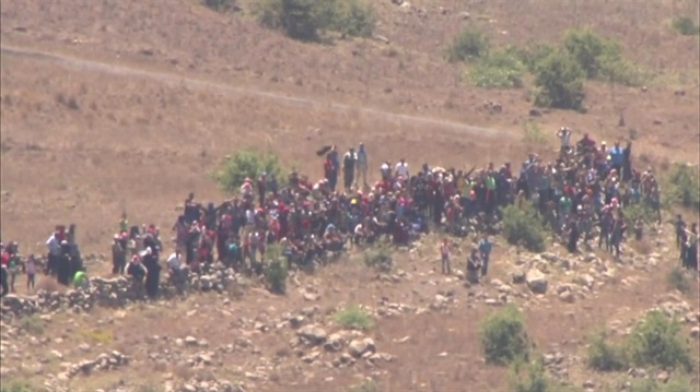 Syrian civilians approach Israeli frontier fence in Golan Heights