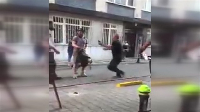 Küfürbaz tacizci kendisini engellemek isteyen genci dövdü!