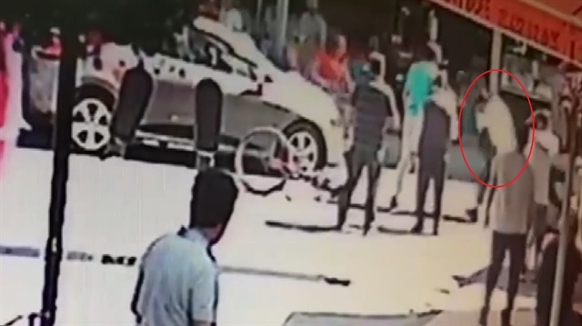 Bisikletli adam kaza yapınca genç kızı yumrukladı!