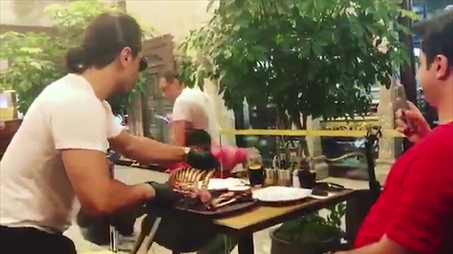 Nusret'in şovunu kaydederken sandalyeden düştü
