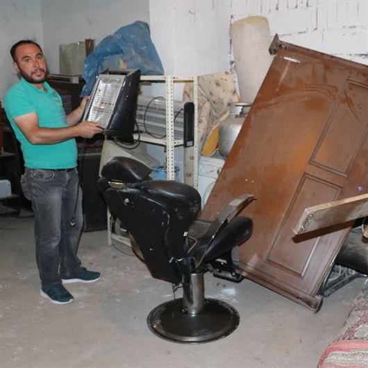 İkinci el eşya satarak hasta eşine ve çocuğuna bakıyor
