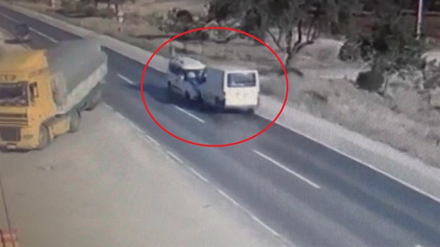 Hatalı sollama ölüm getirdi... Kafa kafaya çarpışma anı kamerada