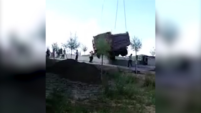 İnşaatta feci kaza: Üzerine damperli kamyon düştü!