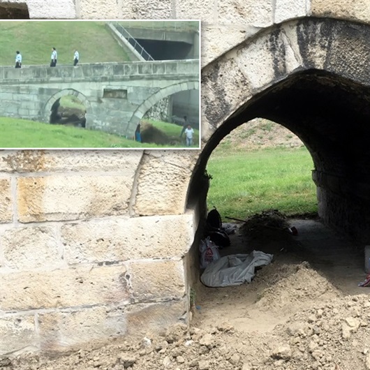 Tarihi köprüdeki restorasyona polis baskını