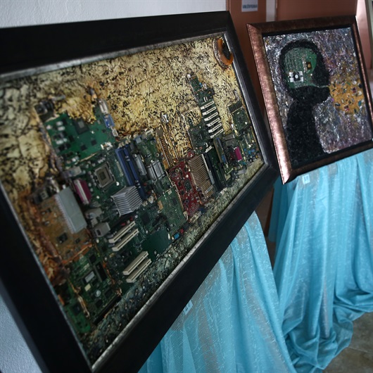 Eski bilgisayar parçaları sanat eseri tablolara dönüştü