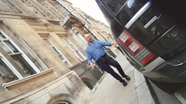 Akın İpek, Londra’da lüks içinde yaşamayı sürdürüyor. İpek, kentteki 3 ofisinde ve kendi soyadını plakasında taşıyan lüks aracı ve şoförüyle rahat bir yaşam sürüyor.